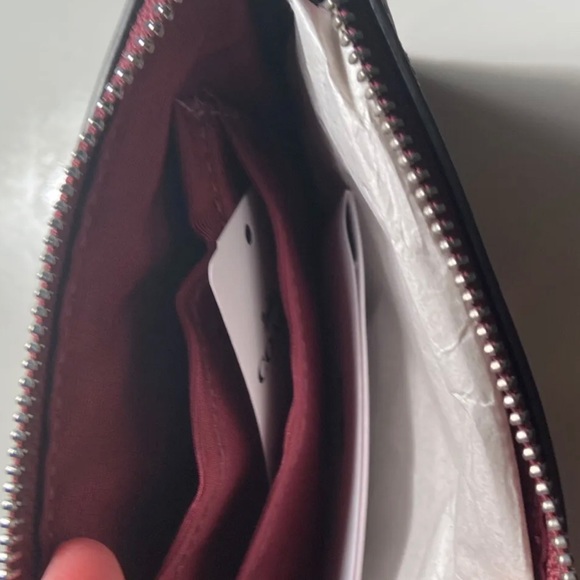 NWT COACH F80214 CORNER ZIP WRISTLET IN SIGNATURE LEATHER - WINE - Picture 3 of 4